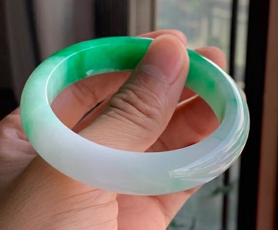 冰種翡翠屬于什么檔次?與其他種類的翡翠檔次比較分析